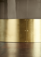 Curvo dining table, close-up of the brass pedestal