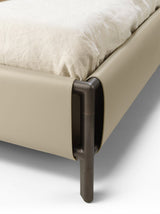 Doria Saddle Leather Luxury Bed, detail