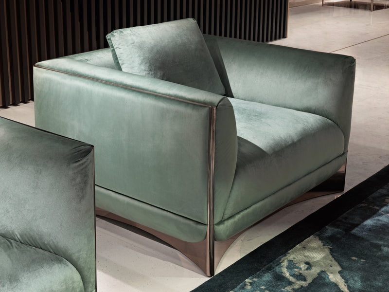 Customisable Leather Sofa: Visionnaire's Ca' Foscari Sofa allows you to personalize your living space. Choose from a variety of upholstery options in leather or fabric to create the perfect look for your home.