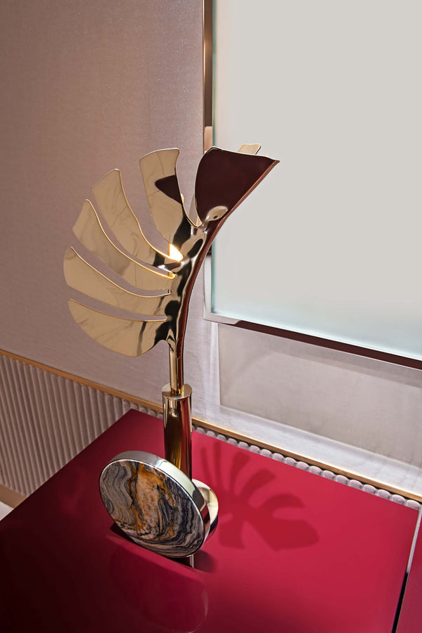 Modern Leaf-Shaped Table Lamp: Visionnaire's Callia Table Lamp features a stunning leaf-shaped diffuser, meticulously crafted through laser-cutting technology.