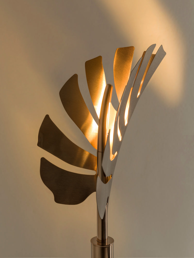 Modern Bedside Table Lamp: The Callia Table Lamp by Visionnaire is the perfect statement piece for your bedside table, adding a touch of luxury and nature-inspired design.