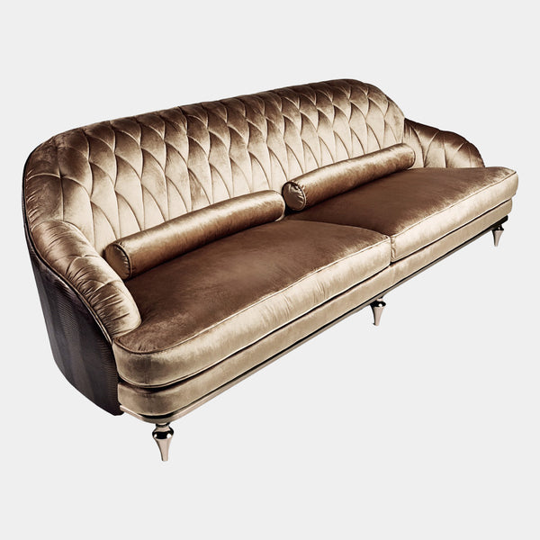 Luxury Italian Seating: The Hagal Sofa by Visionnaire offers a stunning focal point for your living room with its diamond-quilted backrest and luxuriously soft upholstery options.