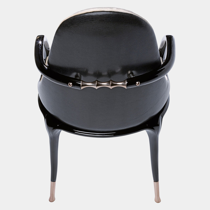 The Art of Modern Comfort: The Jera Padded Chair. Visionnaire's masterpiece combines a captivating organic shape with luxurious quilted velvet upholstery, a supportive interior padding, and a sleek lacquered metal handle, creating a statement piece for any living space.
